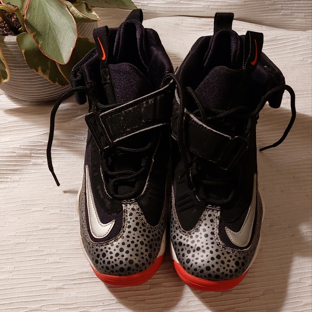 Nike Kids Black and Red Athletic Shoes - Picture 3 of 12